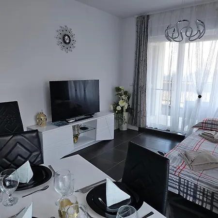 Rose Garden Deluxe Apartamento Chernomorets